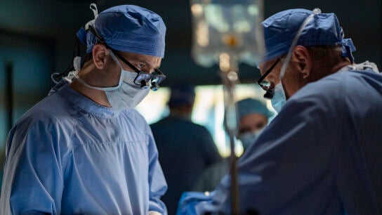 Dos m&eacute;dicos destaparon la negligencia m&eacute;dica del doctor Christopher Duntsch, tal y como se ve en la serie 'Dr. Muerte'.