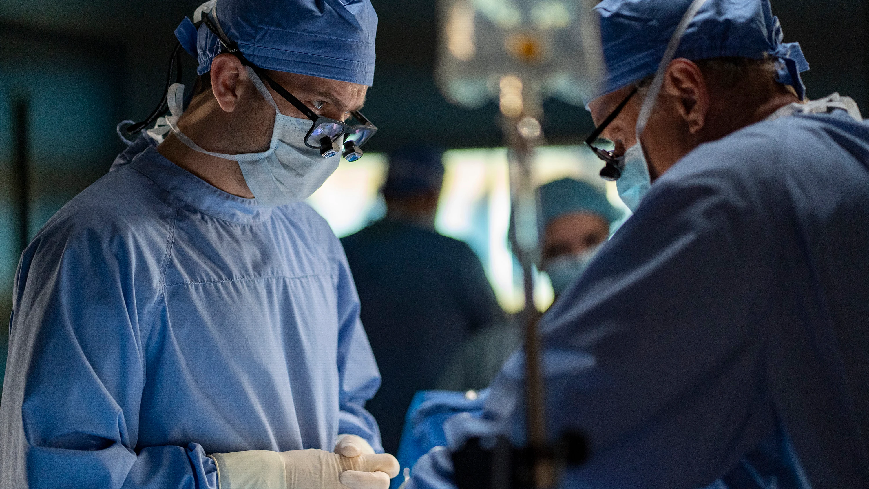 Dos médicos destaparon la negligencia médica del doctor Christopher Duntsch, tal y como se ve en la serie 'Dr. Muerte'.