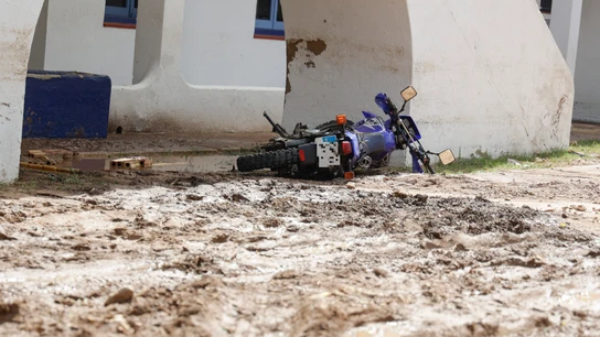 na moto tirada en un camping de Tarragona tras el paso de la DANA na moto tirada en un camping de Tarragona tras el paso de la DANA