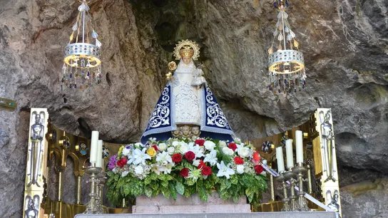 La Virgen de Covadonga, conocida como La Santina, es la patrona de Asturias La Virgen de Covadonga, conocida como La Santina, es la patrona de Asturias