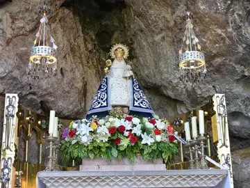 La Virgen de Covadonga, conocida como La Santina, es la patrona de Asturias