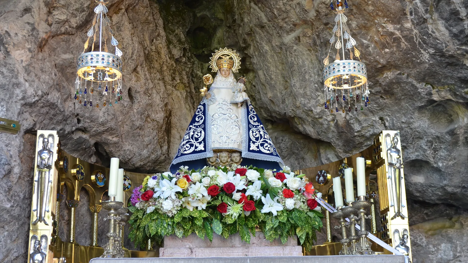 La Virgen de Covadonga, conocida como La Santina, es la patrona de Asturias