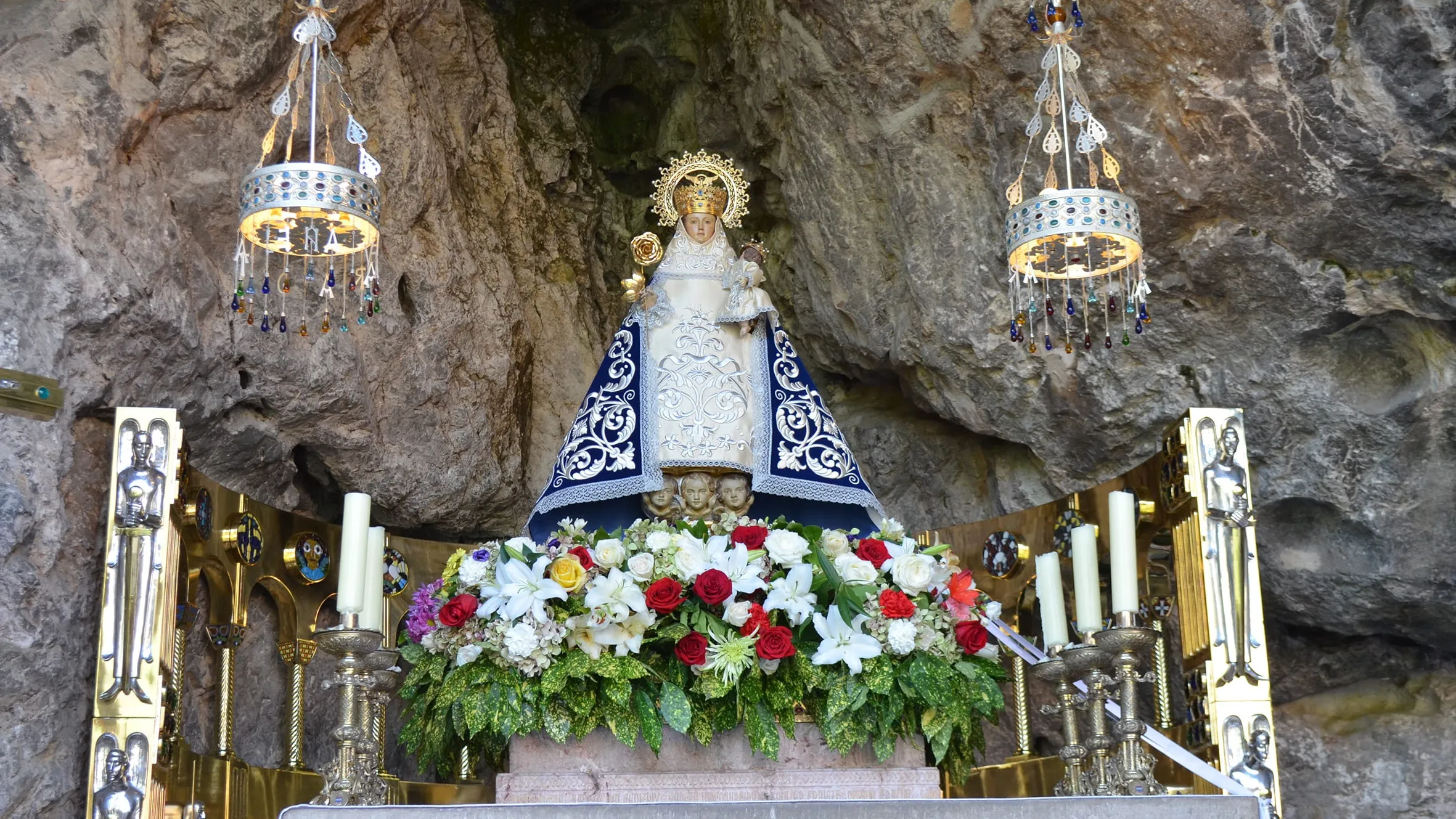 La Virgen de Covadonga, conocida como La Santina, es la patrona de Asturias