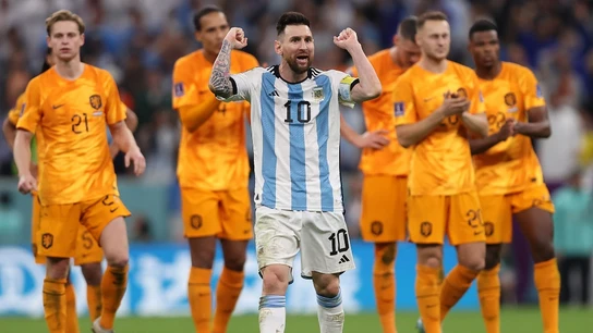 Leo Messi frente a jugadores neerlandeses Leo Messi frente a jugadores neerlandeses