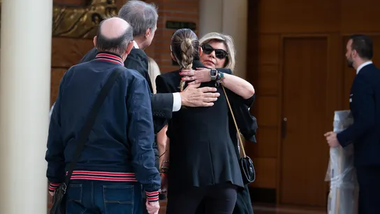 Terelu Campos (d) abraza a su hija, Alejandra Rubio, en presencia de su exmarido, Alejandro Rubio (2i), en la puerta del tanatorio de La Paz de Tres Cantos. Terelu Campos (d) abraza a su hija, Alejandra Rubio, en presencia de su exmarido, Alejandro Rubio (2i), en la puerta del tanatorio de La Paz de Tres Cantos.