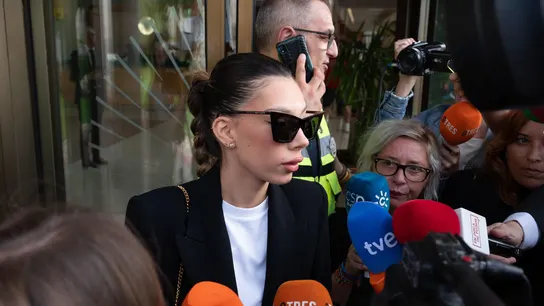 Alejandra Rubio, nieta de María Teresa Campos, atiende a los medios a su llegada al tanatorio de La Paz de Tres Cantos. Alejandra Rubio, nieta de María Teresa Campos, atiende a los medios a su llegada al tanatorio de La Paz de Tres Cantos.
