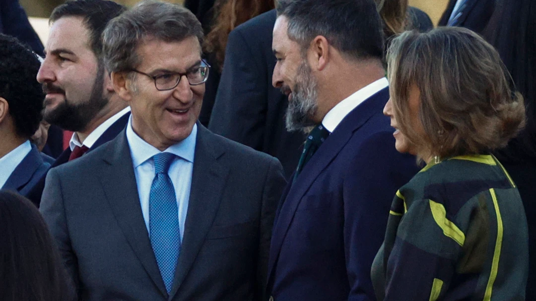 El líder popular, Alberto Nuñez Feijóo, conversa con el presidente de Vox, Santiago Abascal. 