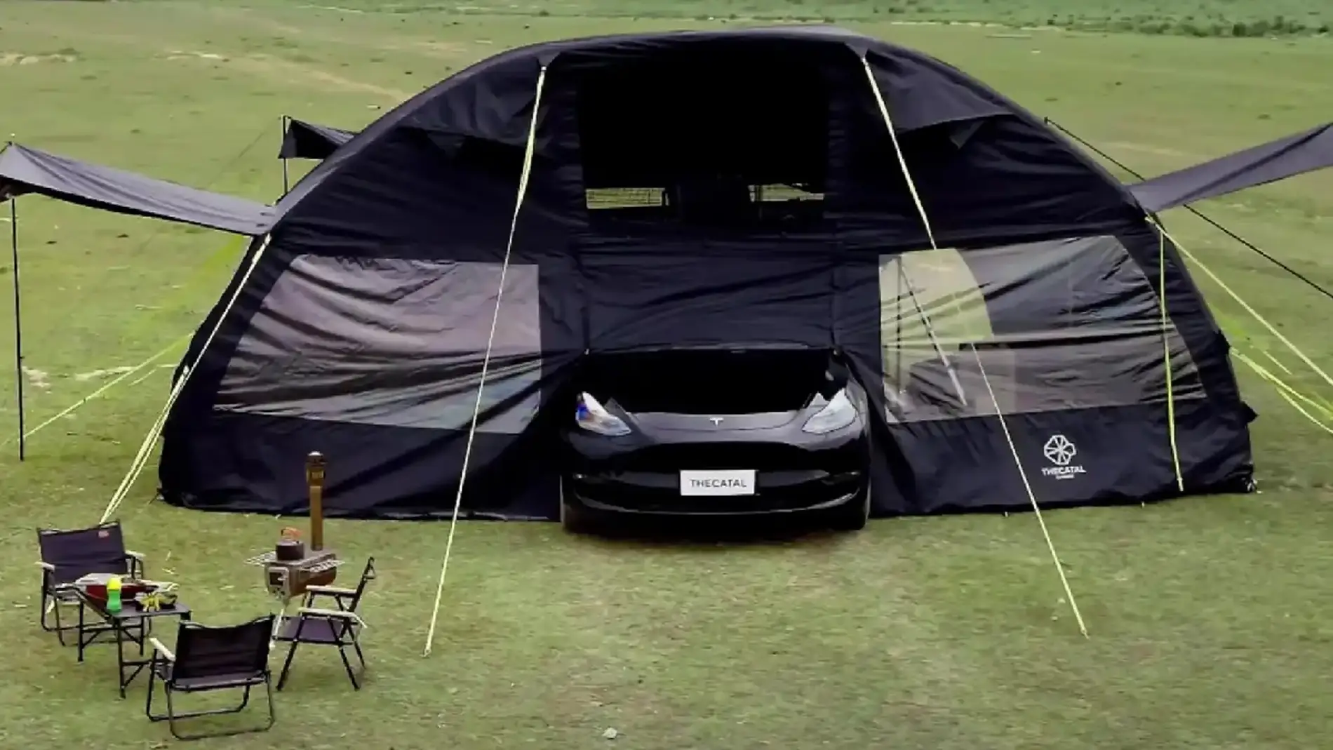 La ingeniosa tienda de campaña inflable que convierte tu coche en caravana  en dos minutos