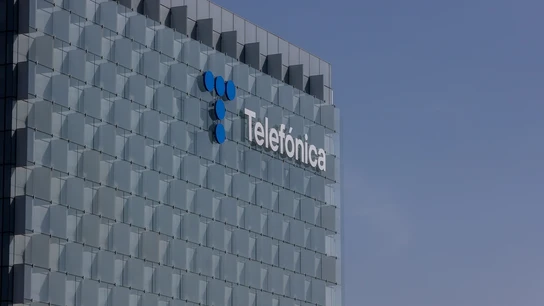 Imagen de archivo de la fachada de la sede de Telefónica en Madrid. Imagen de archivo de la fachada de la sede de Telefónica en Madrid.