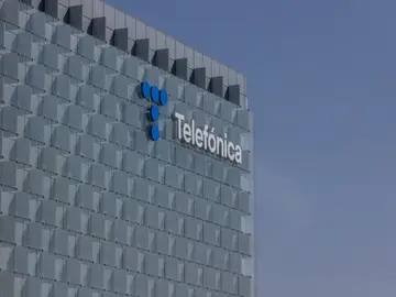Imagen de archivo de la fachada de la sede de Telefónica en Madrid. 