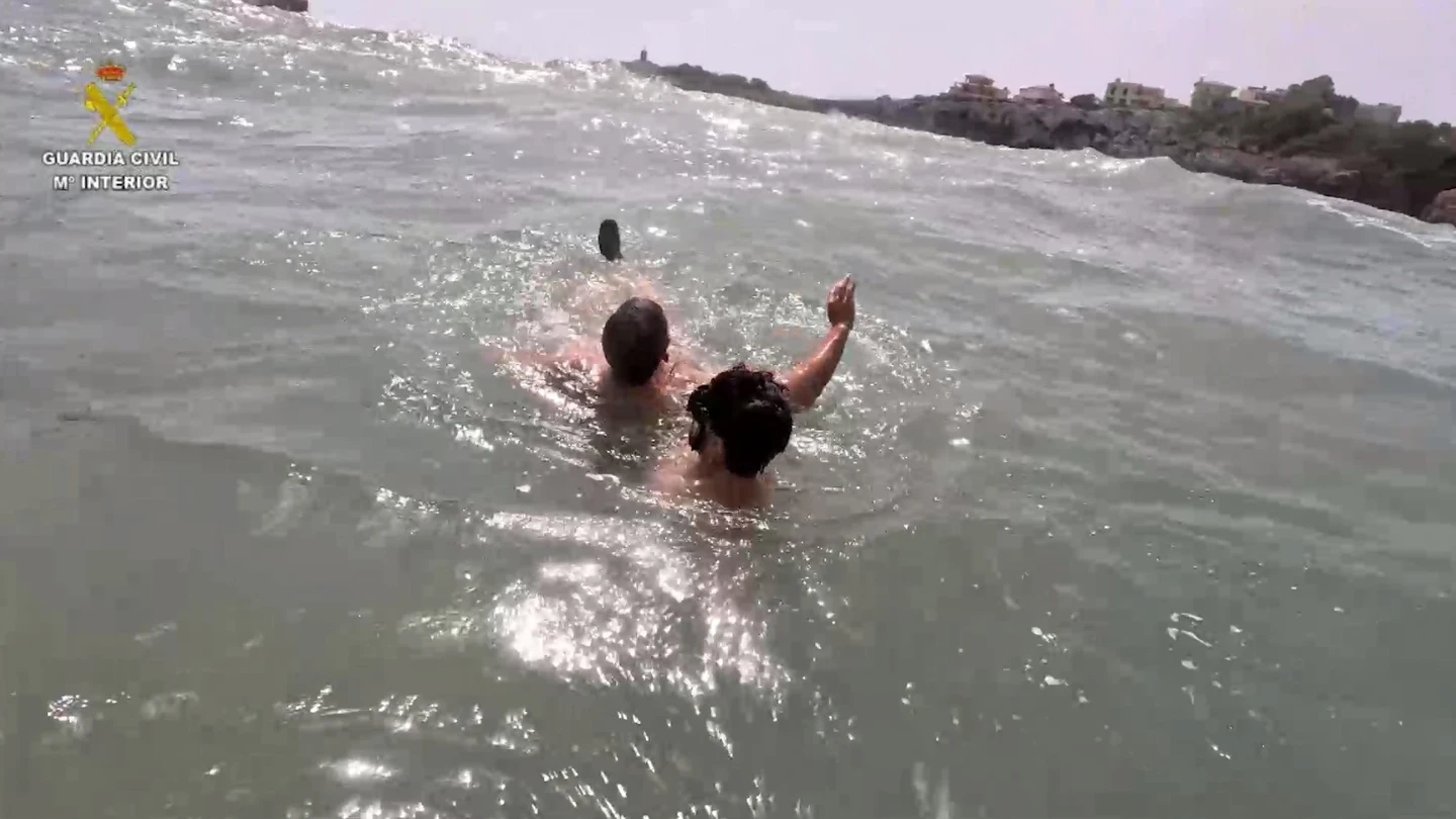 Los GEAS de la Guardia Civil rescatan a una persona que se estaba ahogando en Porto Cristo Los GEAS de la Guardia Civil rescatan a una persona que se estaba ahogando en Porto Cristo