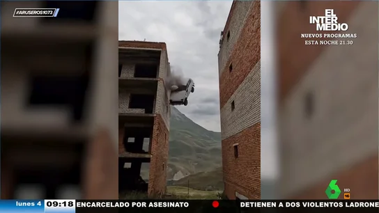 El impactante momento en el que un coche se estrella contra una fachada al intentar cruzar de una azotea a otra El impactante momento en el que un coche se estrella contra una fachada al intentar cruzar de una azotea a otra