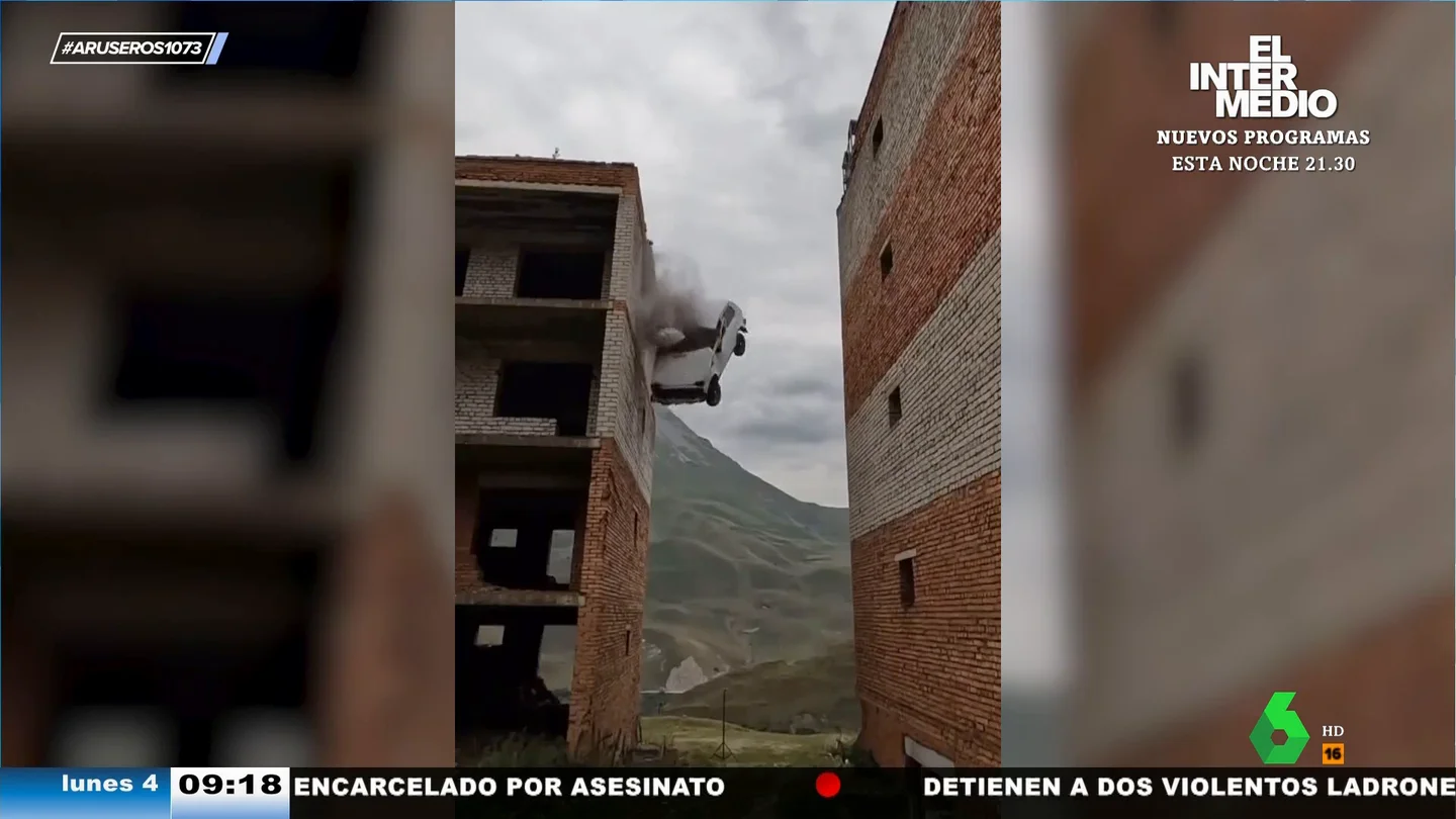 El impactante momento en el que un coche se estrella contra una fachada al intentar cruzar de una azotea a otra El impactante momento en el que un coche se estrella contra una fachada al intentar cruzar de una azotea a otra