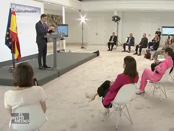 Vídeo manipulado - La reacción de Pedro Sánchez cuando le ponen este extraño vídeo en plena comparecencia