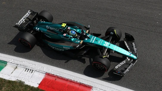 Fernando Alonso con el Aston Martin Fernando Alonso con el Aston Martin