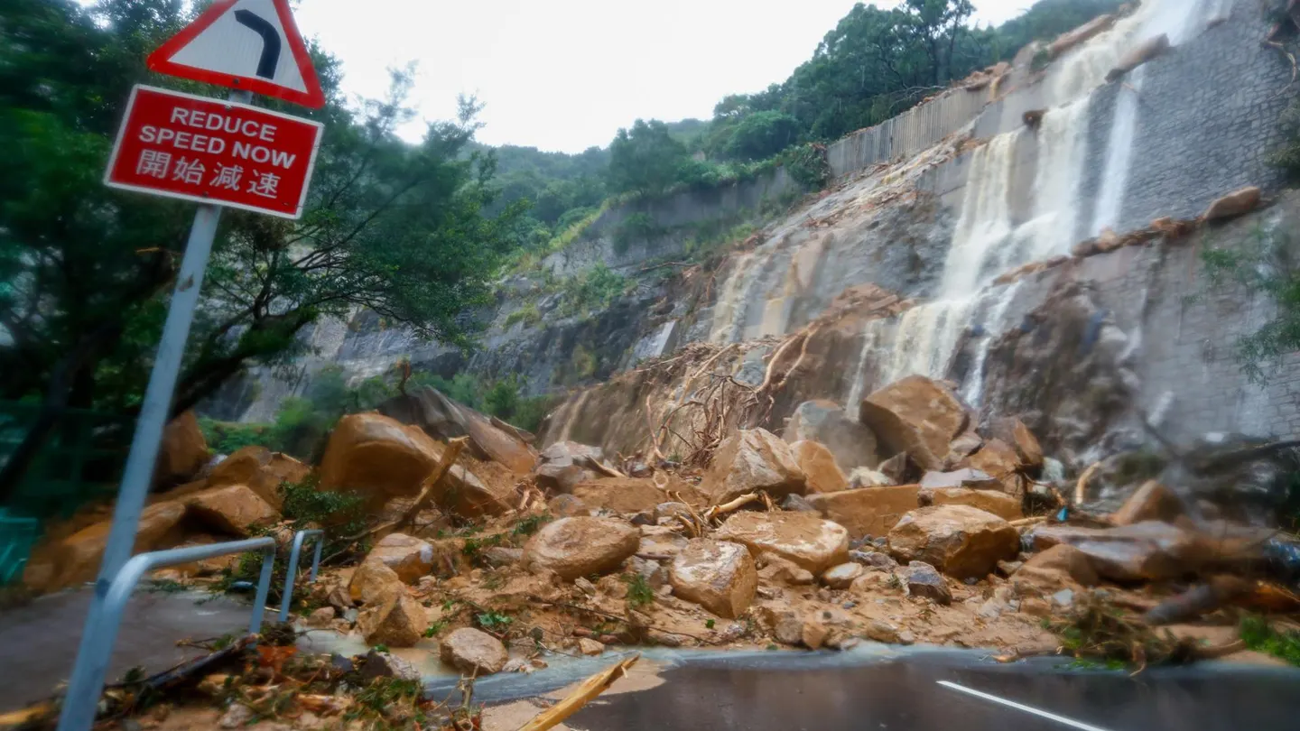 Deslizamiento de tierra tras lluvias torrenciales que asolaron en Hong Kong Deslizamiento de tierra tras lluvias torrenciales que asolaron en Hong Kong