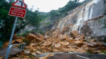 Deslizamiento de tierra tras lluvias torrenciales que asolaron en Hong Kong
