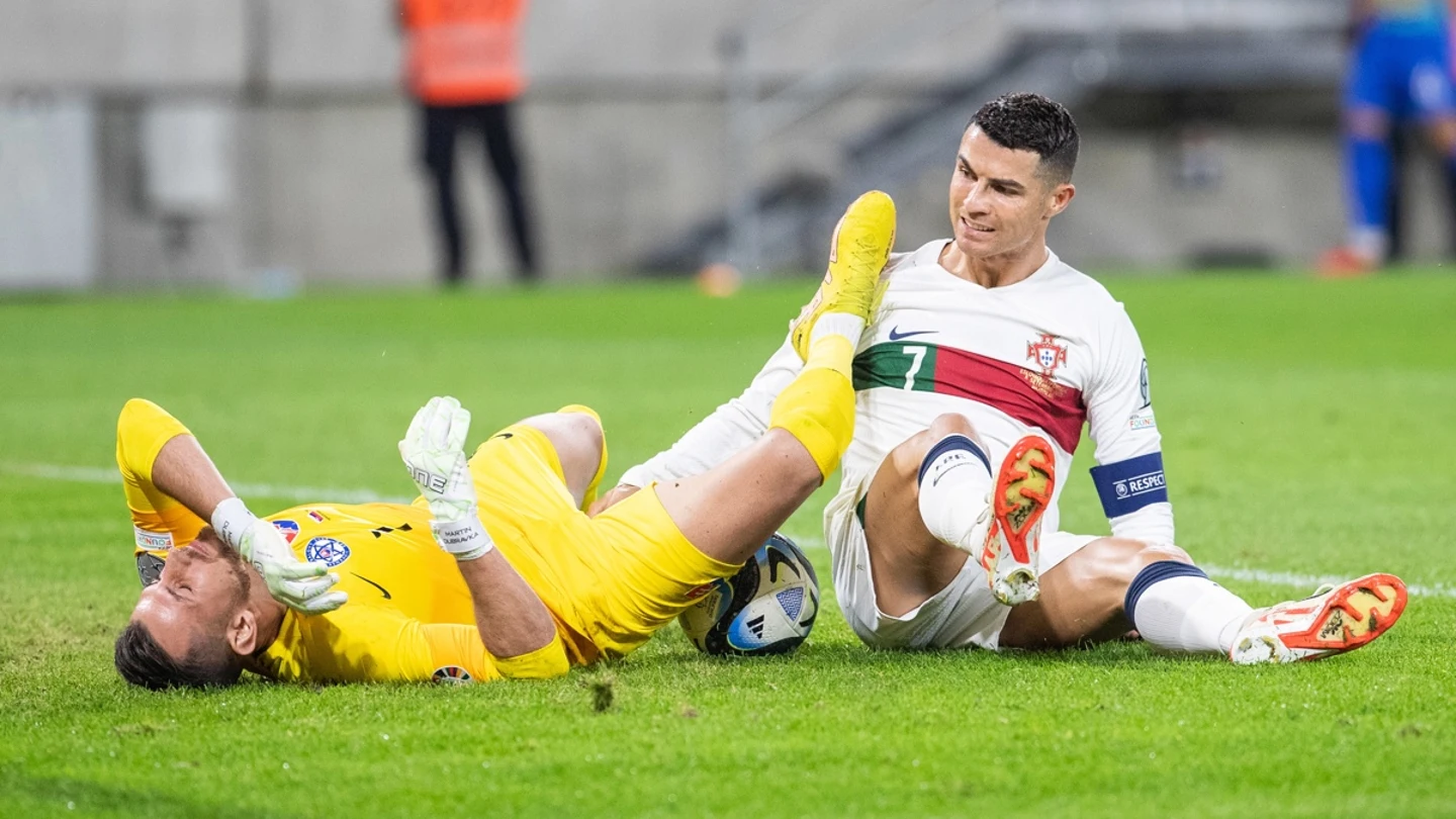 Cristiano Ronaldo, con el portero de Eslovaquia Cristiano Ronaldo, con el portero de Eslovaquia