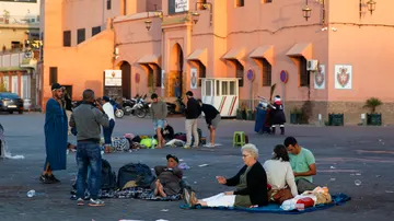 Varias personas en una calle de Marrakech