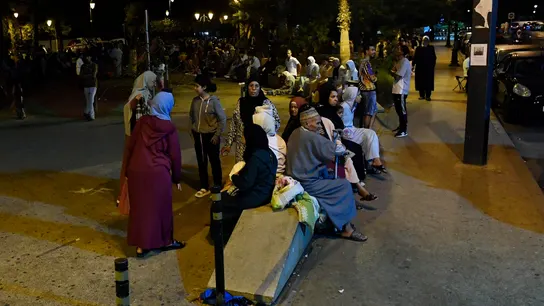 Personas en las calles tras el terremoto Personas en las calles tras el terremoto