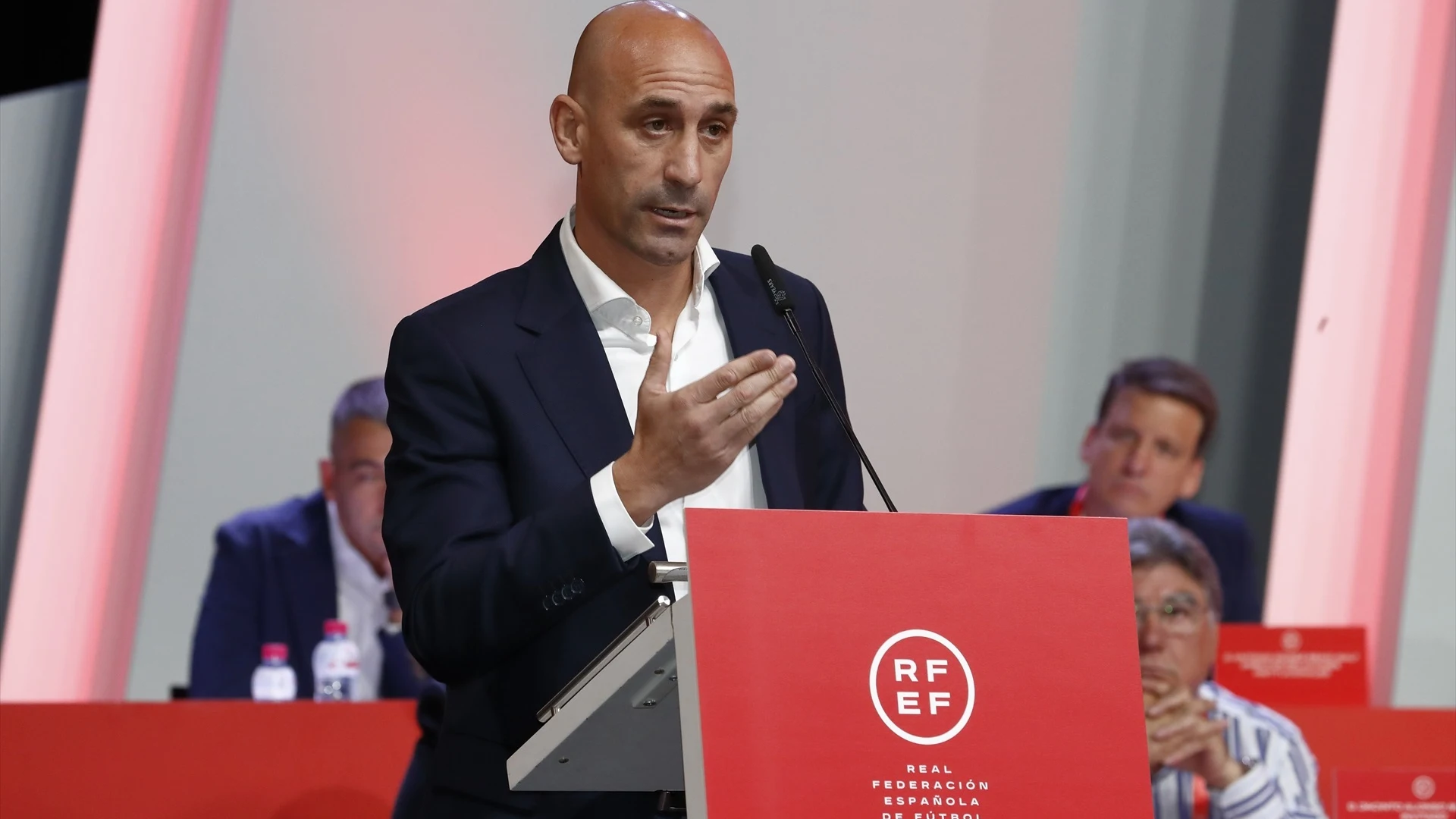 Tertulia: Rubiales sorprende con su dimisión 