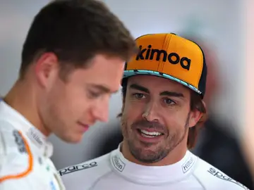 Fernando Alonso charla con Vandoorne