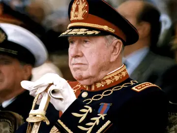 3 de octubre de 1998, Santiago de Chile: El general Pinochet deja el mando del ejército chileno.