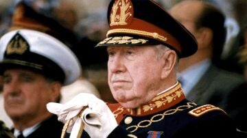 3 de octubre de 1998, Santiago de Chile: El general Pinochet deja el mando del ejército chileno.