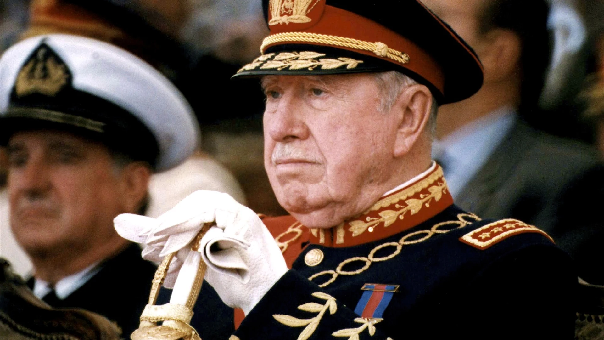 3 de octubre de 1998, Santiago de Chile: El general Pinochet deja el mando del ejército chileno.