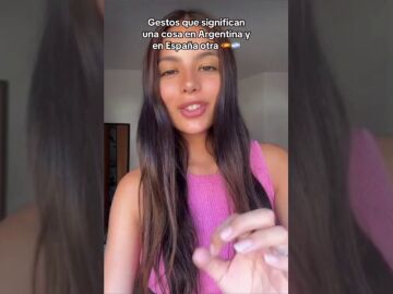 Una joven argentina muestra el gesto que en España significa una cosa y en su país otra: "Me impactó demasiado"