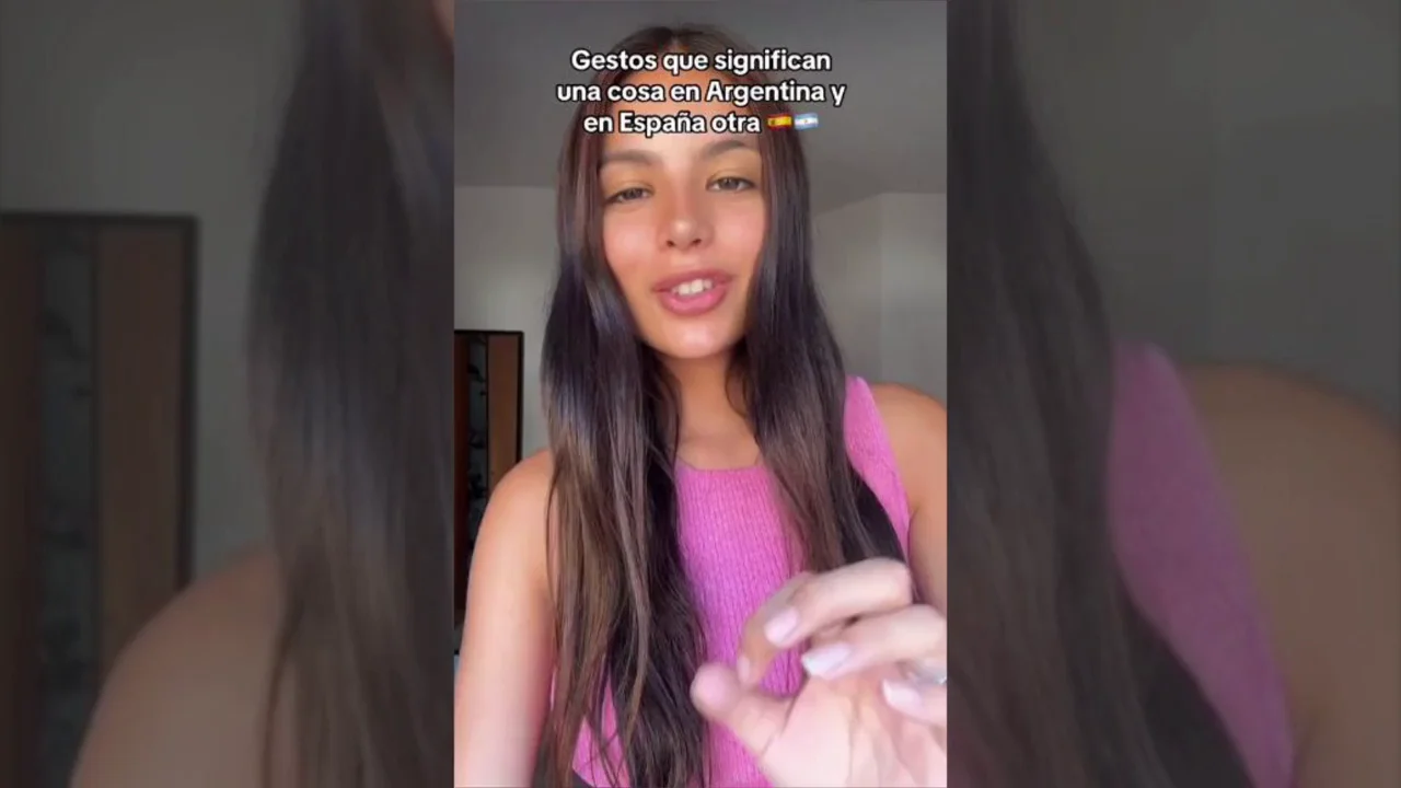 Una joven argentina muestra el gesto que en España significa una cosa y en su país otra: "Me impactó demasiado" Una joven argentina muestra el gesto que en España significa una cosa y en su país otra: "Me impactó demasiado"