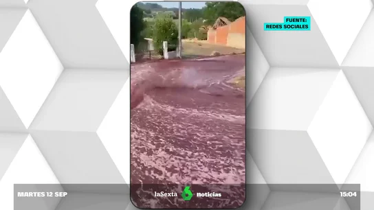 Un 'río' de vino tinto inunda la calles de un pequeño pueblo de Portugal Un 'río' de vino tinto inunda la calles de un pequeño pueblo de Portugal