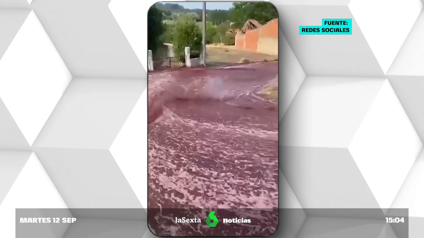 Un 'río' de vino tinto inunda la calles de un pequeño pueblo de Portugal Un 'río' de vino tinto inunda la calles de un pequeño pueblo de Portugal