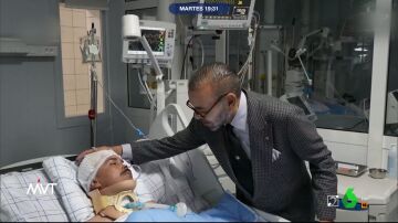 El rey de Marruecos Mohamed VI en su visita al hospital en Marakech