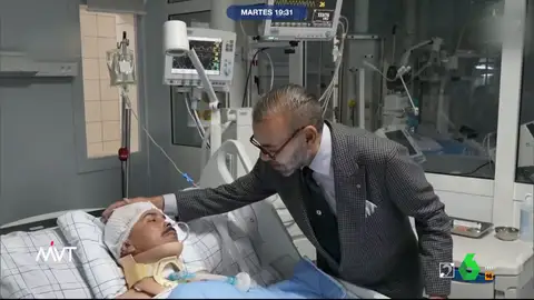El rey de Marruecos Mohamed VI en su visita al hospital en Marakech