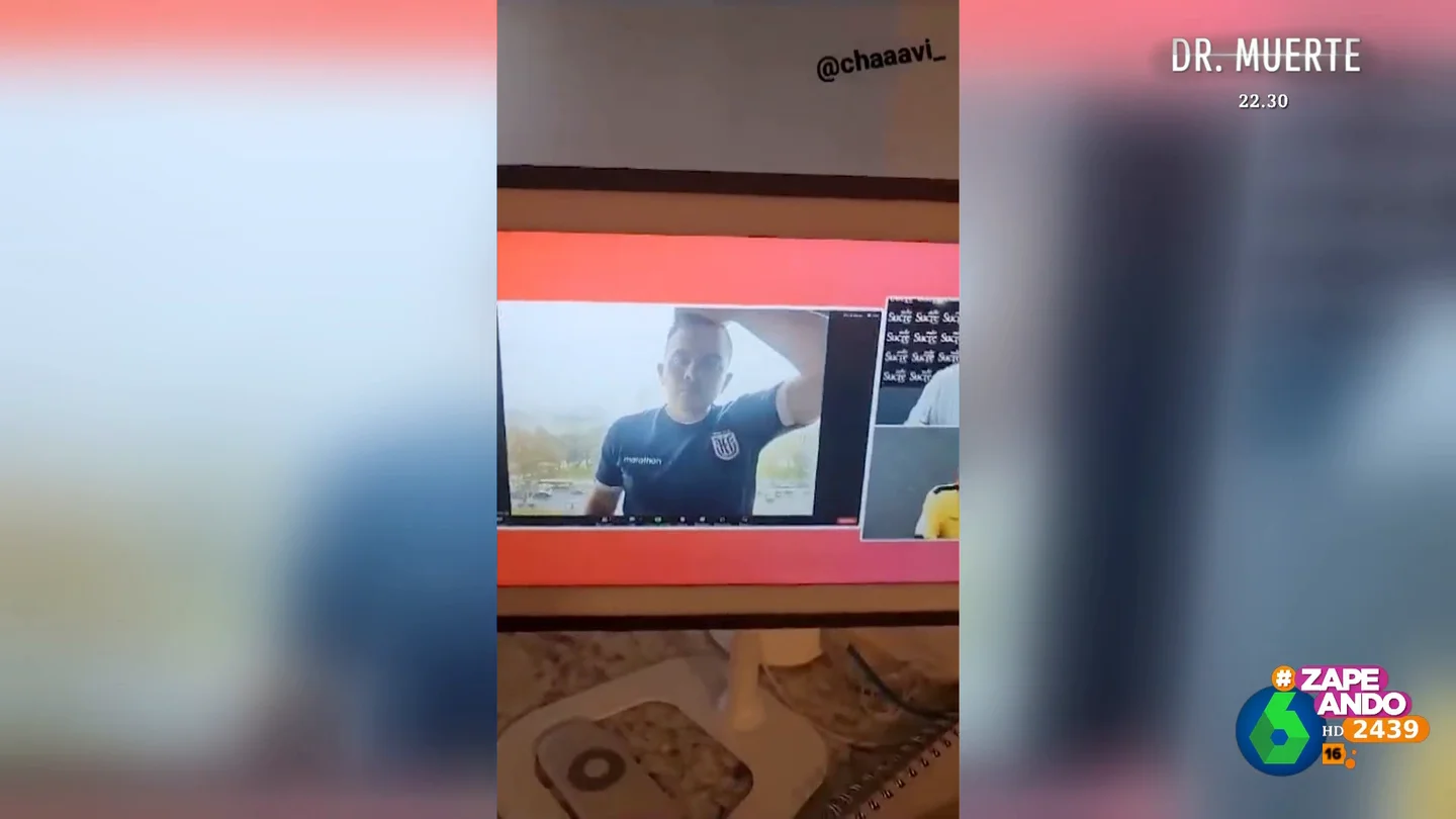 La pillada viral a un periodista ecuatoriano cuando conecta con su programa para informar de un partido de fútbol La pillada viral a un periodista ecuatoriano cuando conecta con su programa para informar de un partido de fútbol