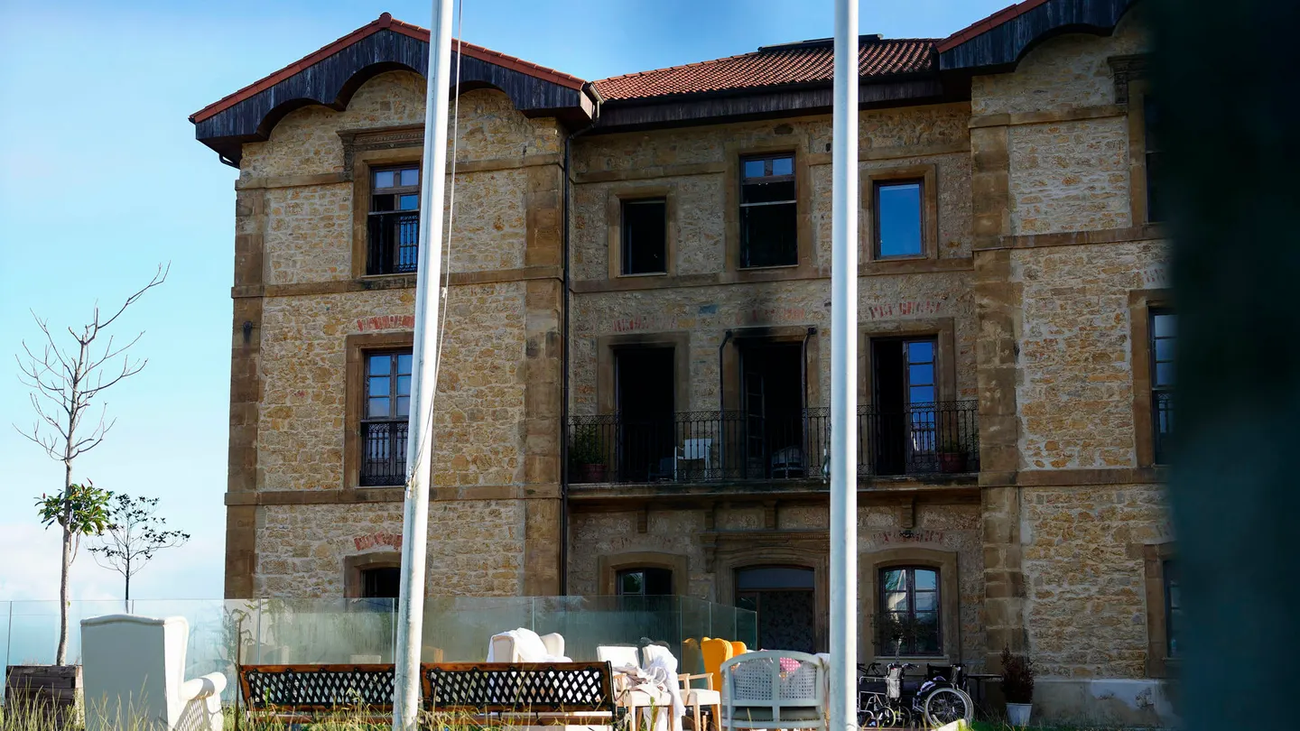Al menos un muerto y 27 heridos en un terrorífico incendio en plena noche en una residencia de ancianos en Siero, Asturias Al menos un muerto y 27 heridos en un terrorífico incendio en plena noche en una residencia de ancianos en Siero, Asturias
