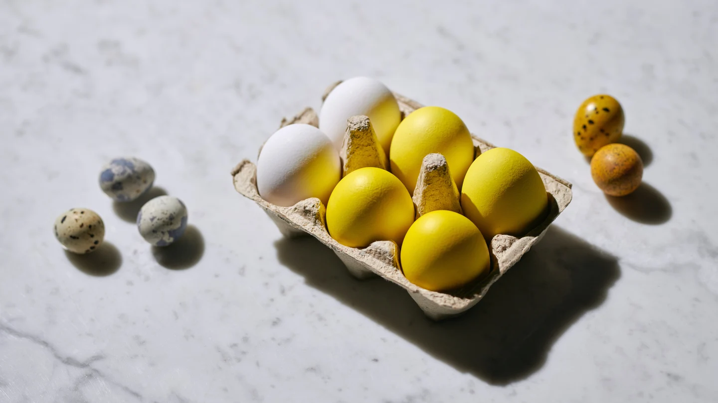 Una selección de diferentes huevos, blancos, amarillos y de codorniz Una selección de diferentes huevos, blancos, amarillos y de codorniz
