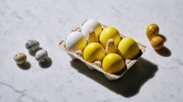 Una selección de diferentes huevos, blancos, amarillos y de codorniz