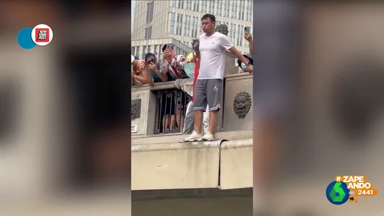 El inesperado contratiempo que sufre un chico al saltar desde un puente al río: "No se había puesto doble cara" El inesperado contratiempo que sufre un chico al saltar desde un puente al río: "No se había puesto doble cara"