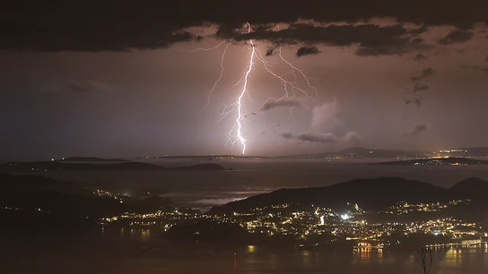 Vista de la tormenta producida sobre la Ría de Vigo vista desde el monte Cepudo, en Vigo Vista de la tormenta producida sobre la Ría de Vigo vista desde el monte Cepudo, en Vigo