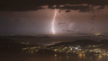 Vista de la tormenta producida sobre la Ría de Vigo vista desde el monte Cepudo, en Vigo