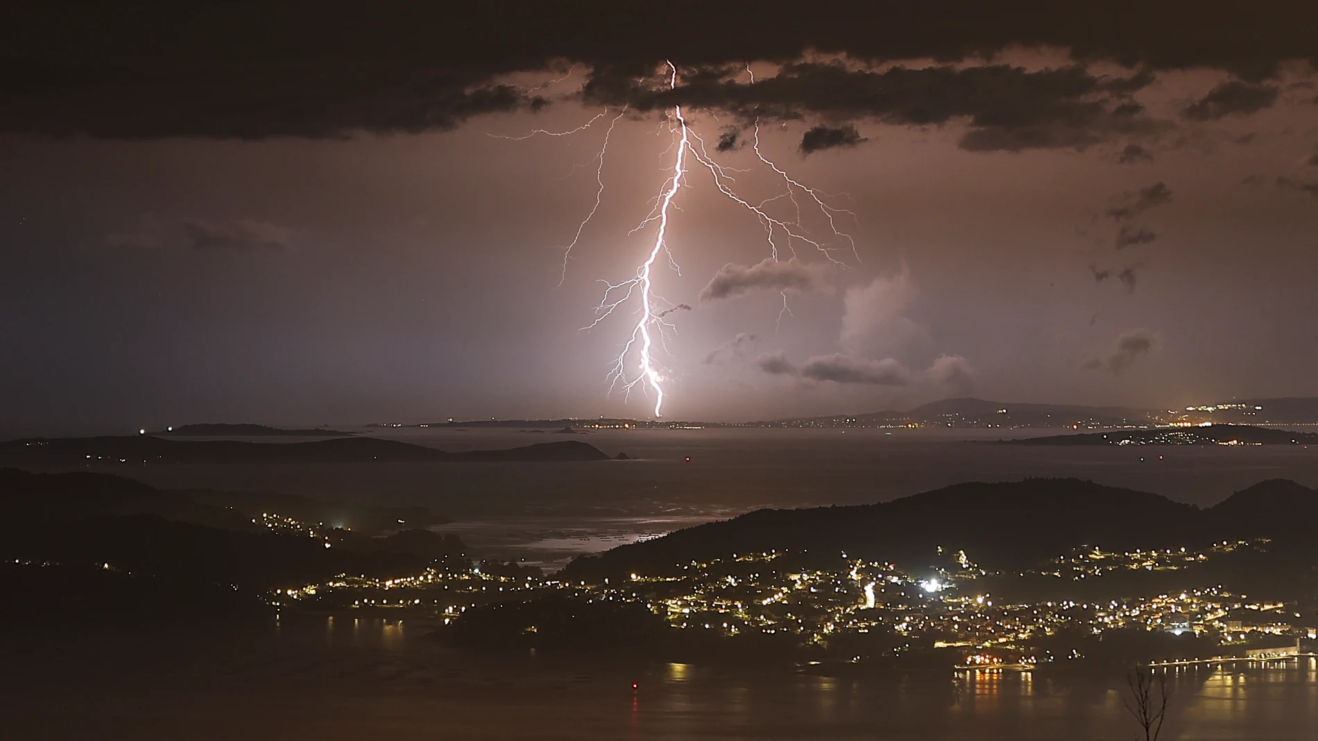 Vista de la tormenta producida sobre la Ría de Vigo vista desde el monte Cepudo, en Vigo