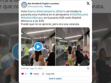 Unos pasajeros graban una "catarata" de agua en una pasarela del Aeropuerto de Madrid por la lluvia Unos pasajeros graban una "catarata" de agua en una pasarela del Aeropuerto de Madrid por la lluvia