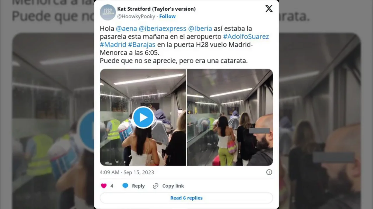 Unos pasajeros graban una "catarata" de agua en una pasarela del Aeropuerto de Madrid por la lluvia Unos pasajeros graban una "catarata" de agua en una pasarela del Aeropuerto de Madrid por la lluvia