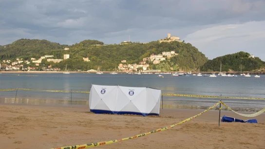 Hallan el cadáver de un hombre de 40 años en la playa de la Concha de San Sebastián Hallan el cadáver de un hombre de 40 años en la playa de la Concha de San Sebastián