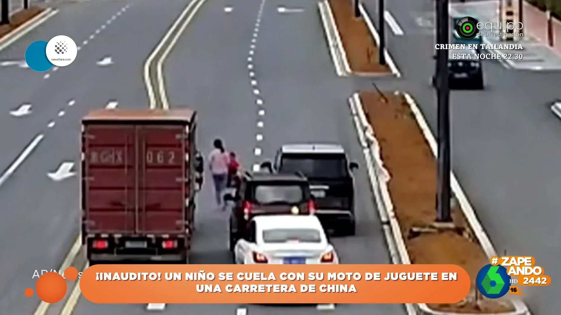 El angustioso vídeo viral de un niño que circula con su moto de juguete por una carretera