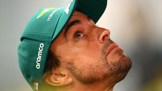 Fernando Alonso, mirando al cielo Fernando Alonso, mirando al cielo