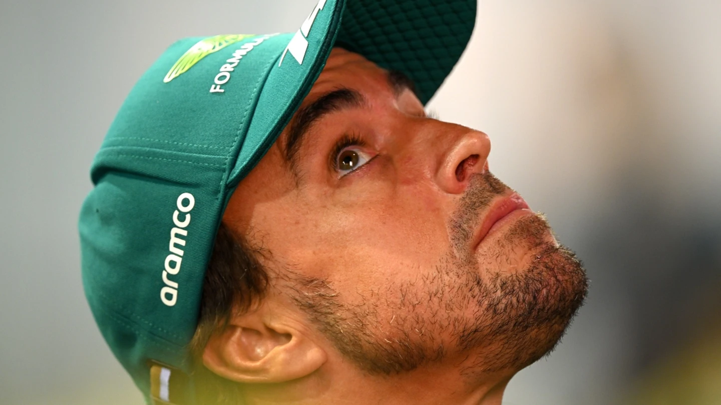 Fernando Alonso, mirando al cielo Fernando Alonso, mirando al cielo