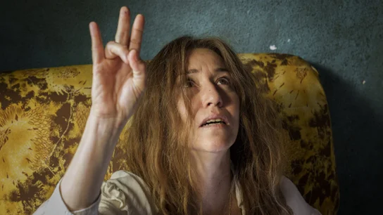 Lola Dueñas interpreta a uno de los personajes principales de 'La Mesías' en una de las tres líneas temporales. Lola Dueñas interpreta a uno de los personajes principales de 'La Mesías' en una de las tres líneas temporales.